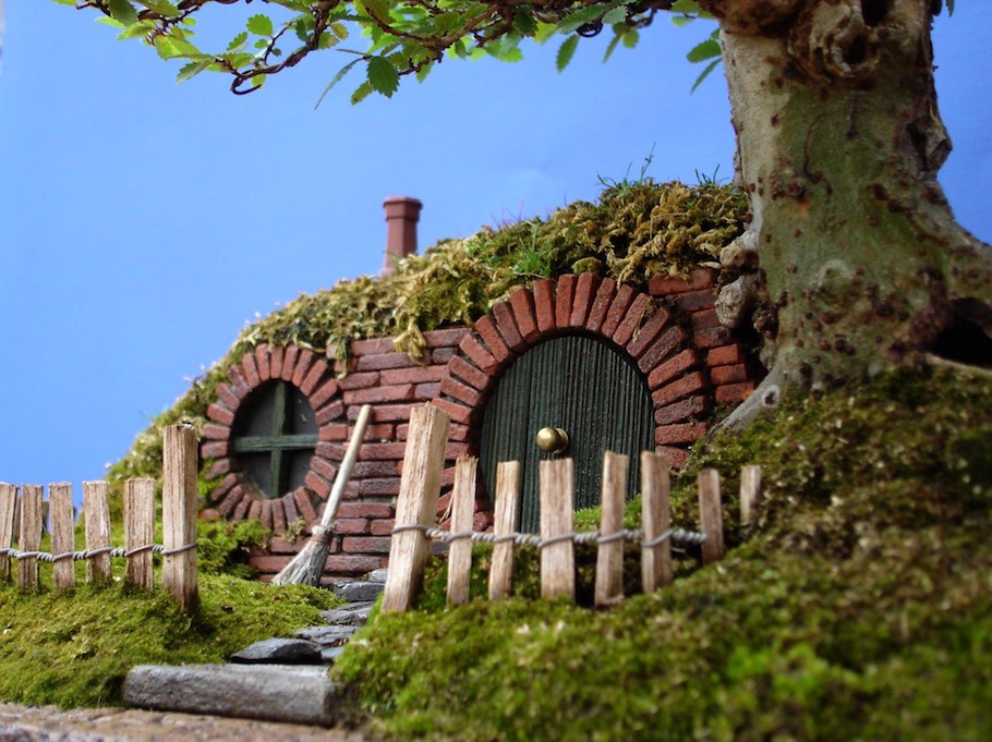 有看到迷你版的掃帚嗎？這一切都是Chris手工打造的喔！