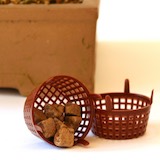 將肥料置於肥料盒，以避免在澆水時被沖刷走，或是被鳥吃掉