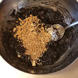 若您有涉略盆栽，手邊應該都有赤玉土（會讓苔球質地較粗糙）；沒有赤玉土也可用高溫燒結的黏土，或是使用培養土