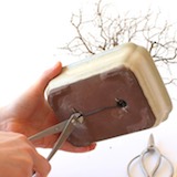 鋁線常用於固定盆栽於盆器中，有的話請先剪開